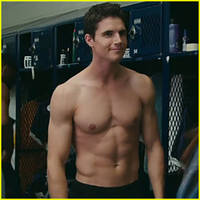Robbie Amell Goes Shirtless Sexy in 'The Duff' Trailer - Watch Now!